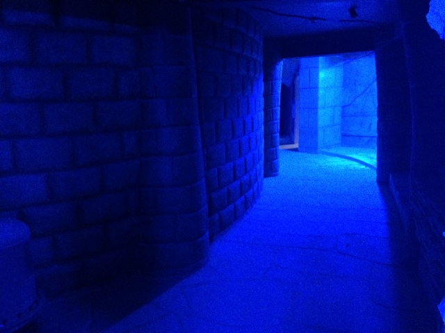 Pasillo de muros azulados